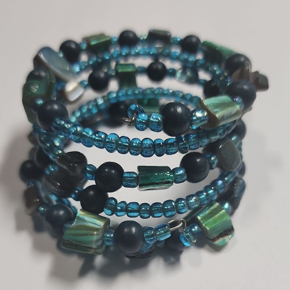 Elegant Glass and Shell Blue Beaded Bracelet